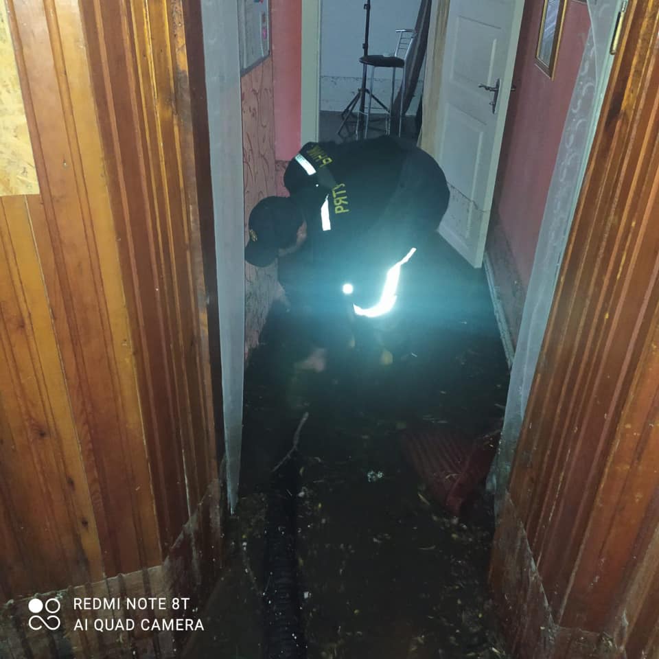 У Рівному рятувальники відкачували воду з приміщення підліткового клубу 3