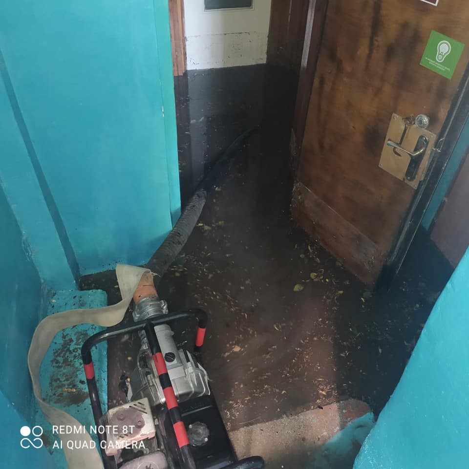 У Рівному рятувальники відкачували воду з приміщення підліткового клубу 4