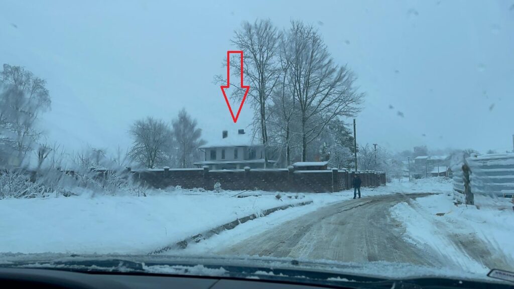 Вигляд будинку з боку в'їзду від вулиці Костромської