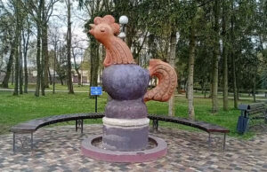 Скульптура "Півник з Бородянки", місто Березне - символ стійкості та незламності, березне, півник з бородянки, бородянка, війна 2022, кухонна шафа