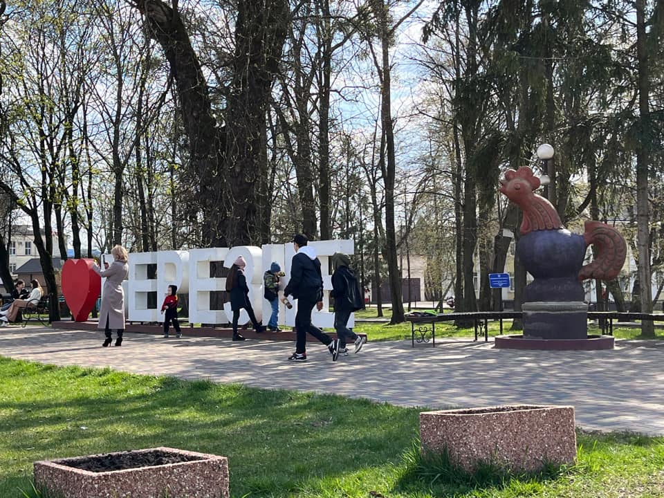 Скульптура "Півник з Бородянки" у місті Березне, півник з Бородянки, кухонна шафка, Бородянка, Тримаюся, 