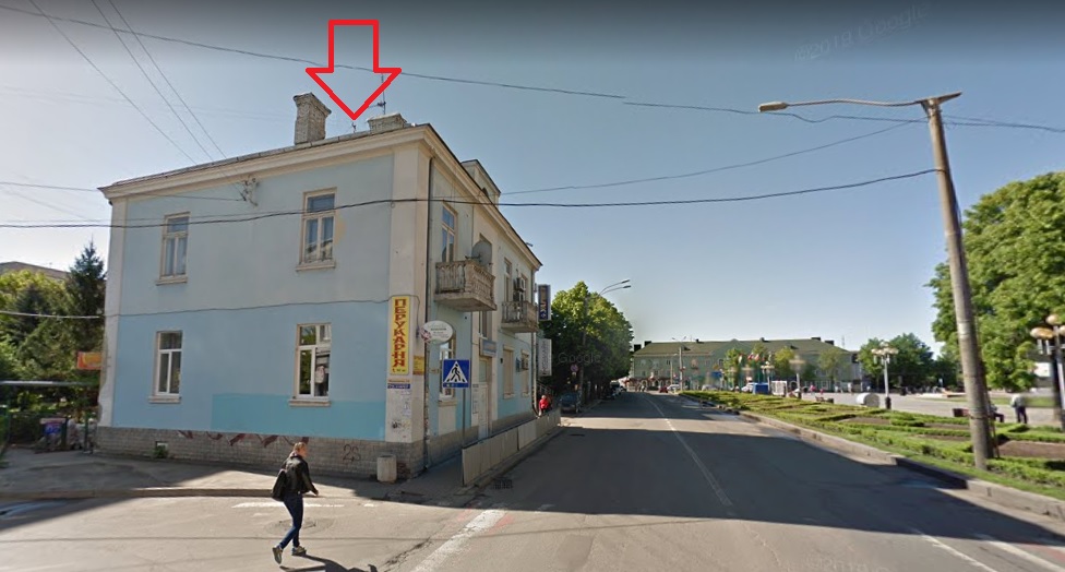 Стара будівля на Міцкевича, 10, через дорогу від Кінопалацу "Україна". Скріншот Google Maps