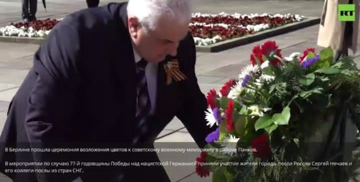 Російські пропагандистські ЗМІ опублікували відео, на якому посол рф у Німеччині сергій нечаєв з георгіївською стрічкою вшановує загиблих
