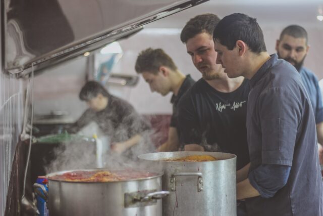 У Рівному уже 100 днів працює Волонтерська кухня ЗСУ (ФОТО)
