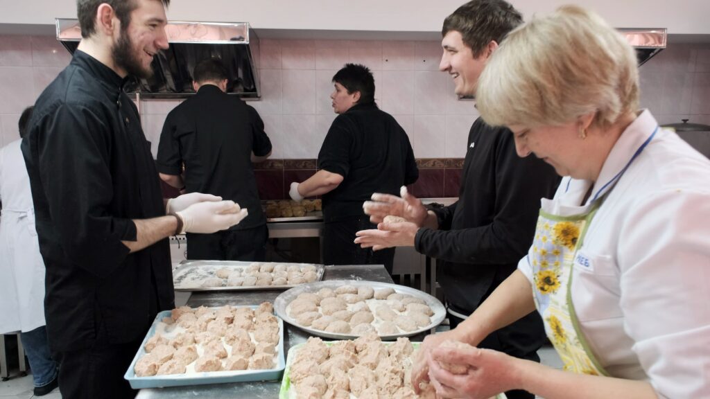 У Рівному уже 100 днів працює Волонтерська кухня ЗСУ (ФОТО)