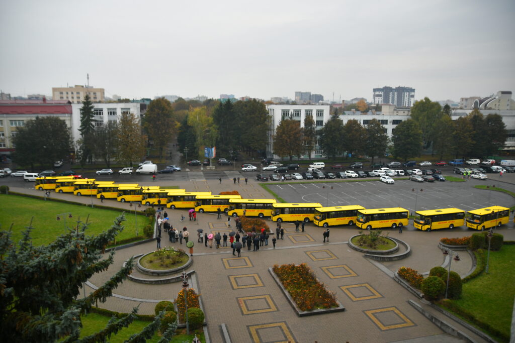 15 нових автобусів, які передали школам Рівненщини у жовтні 2021 року