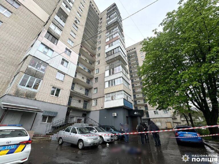 В поліції встановлюють особу чоловіка, який, ймовірно, випав з вікна багатоповерхівки (ФОТО)