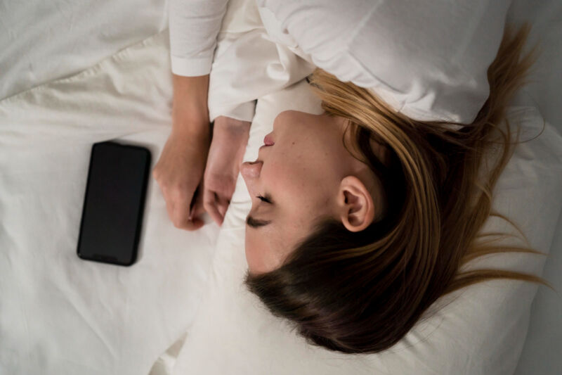 girl-with-mobile-while-sleeping
