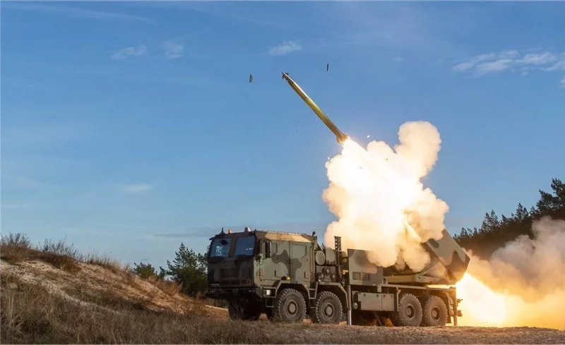 First_Launch_in_Poland_Homar-K_Fires_CGR-080_Guided_Rocket_Exceeding_US_HIMARS_Capabilities_1920_001-a46c9a32
