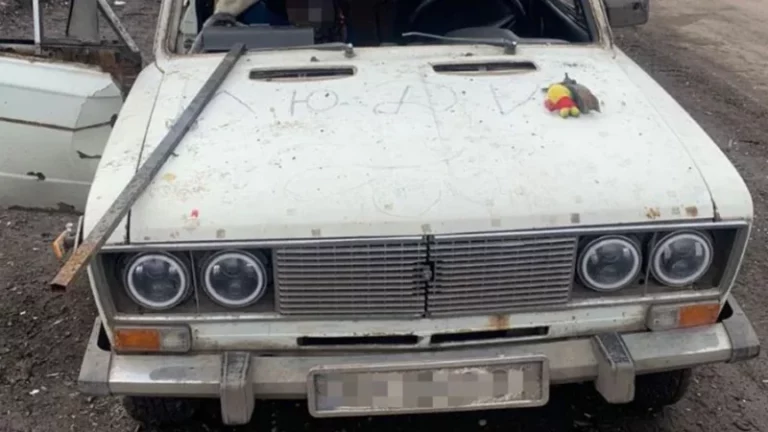 У Покровську росіяни атакували автівку з написом «Люди»