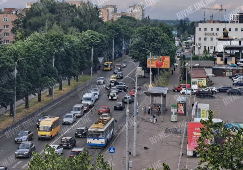 У Рівному на Червонія сталася ДТП (ВІДЕО) 1