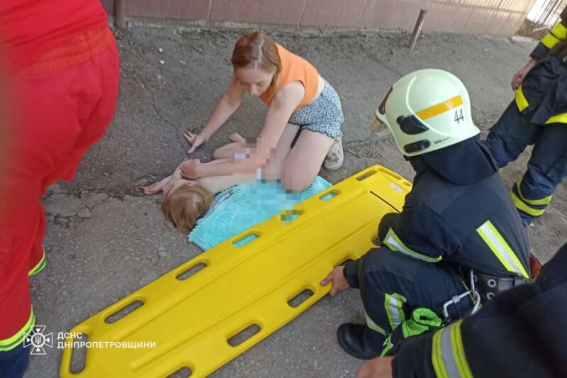 На Дніпропетровщині дворічна дівчинка випала з вікна четвертого поверху 1