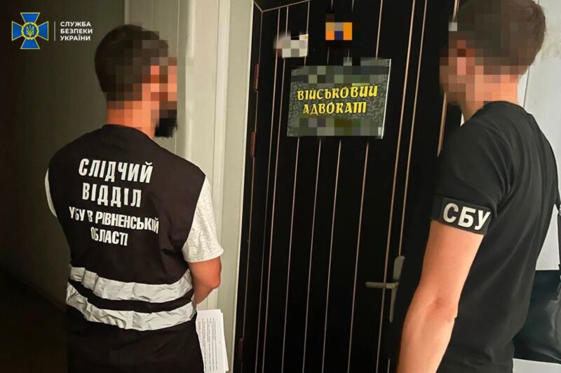Адвокат з Рівного продавав «відстрочки» від армії: понад 120 клієнтів 1