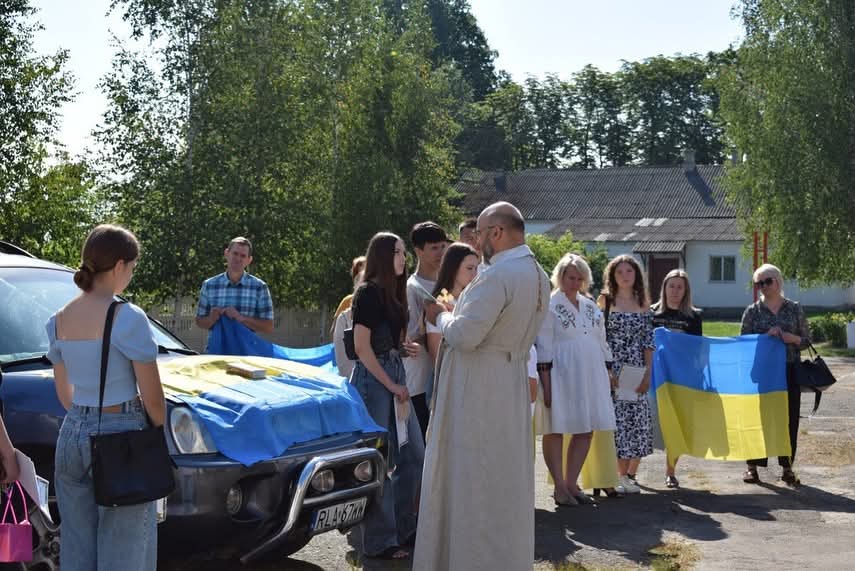 З генетичним кодом милосердя: учні та колектив ліцею на Рівненщині придбали авто для воїна ЗСУ 1