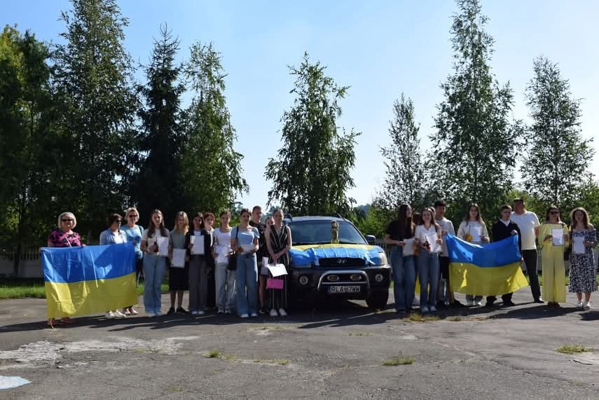 З генетичним кодом милосердя: учні та колектив ліцею на Рівненщині придбали авто для воїна ЗСУ 2