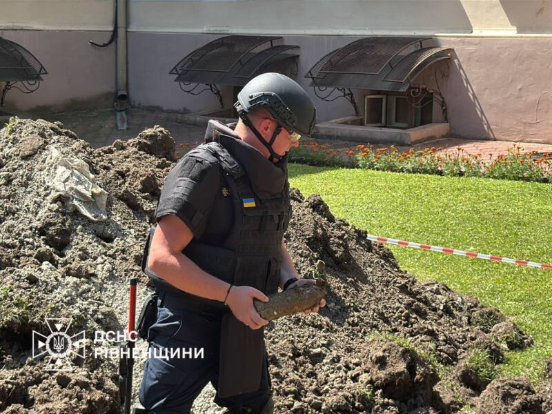 На території ВНЗ на Рівненщині знайшли боєприпас — евакуювали людей (ФОТО/ВІДЕО) 1