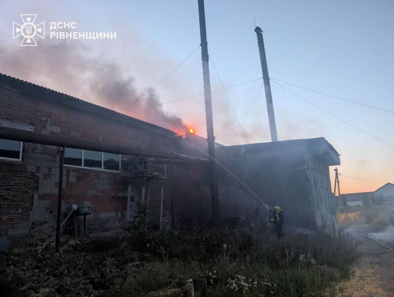 Масштабна пожежа в Сарнах: вогонь приборкали за кілька годин (ФОТО) 3