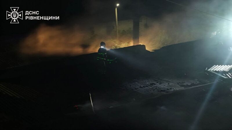 Масштабна пожежа в Сарнах: вогонь приборкали за кілька годин (ФОТО) 1