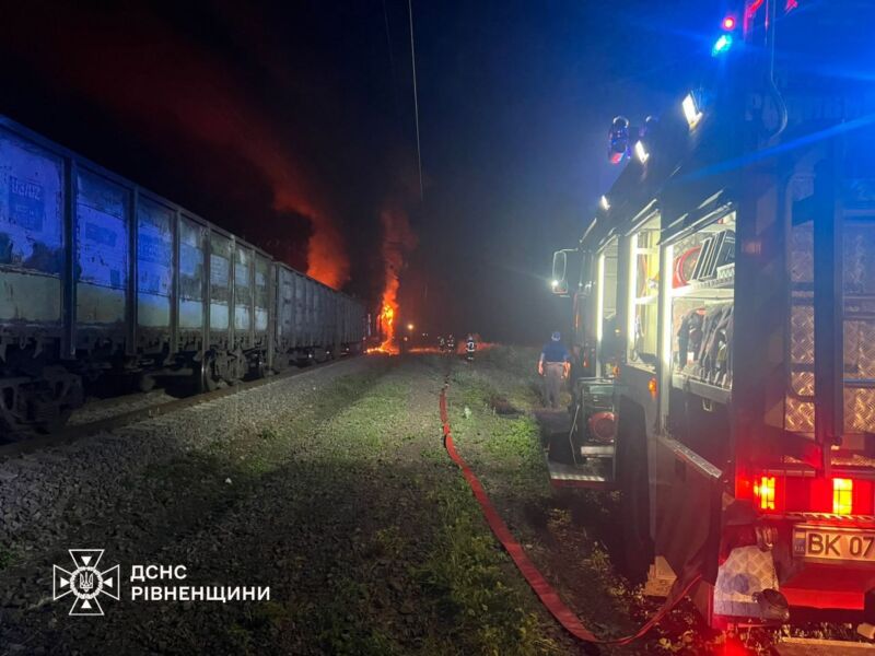 Пожежа на Рівненщині: загорівся електровоз вантажного потяга (ФОТО) 1