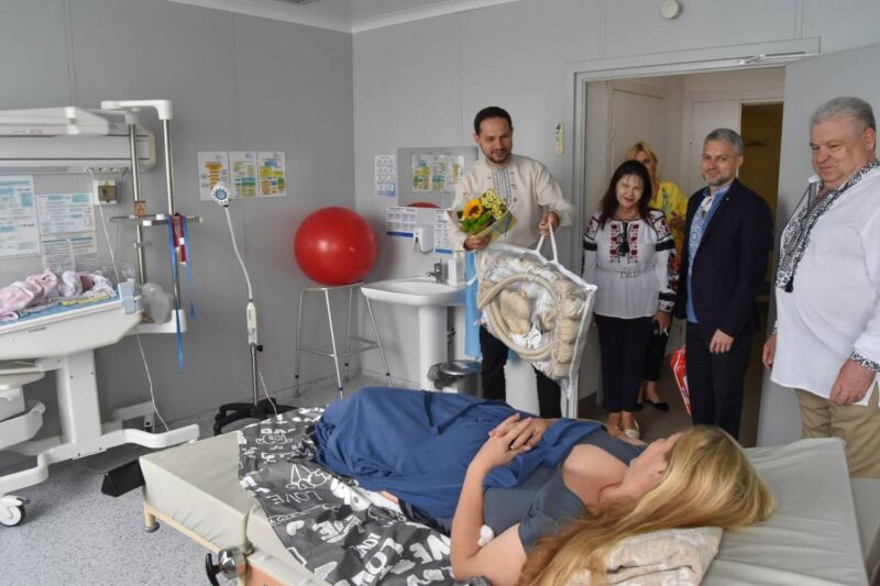 Малюків, народжених на День прапора та День Незалежності, привітали у Рівному 2