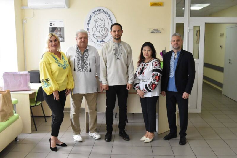 Малюків, народжених на День прапора та День Незалежності, привітали у Рівному 3
