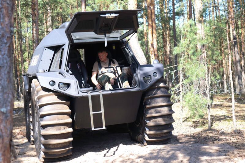 Сучасний снігоболотохід передали прикордонникам, які служать на Півночі Рівненщини 1