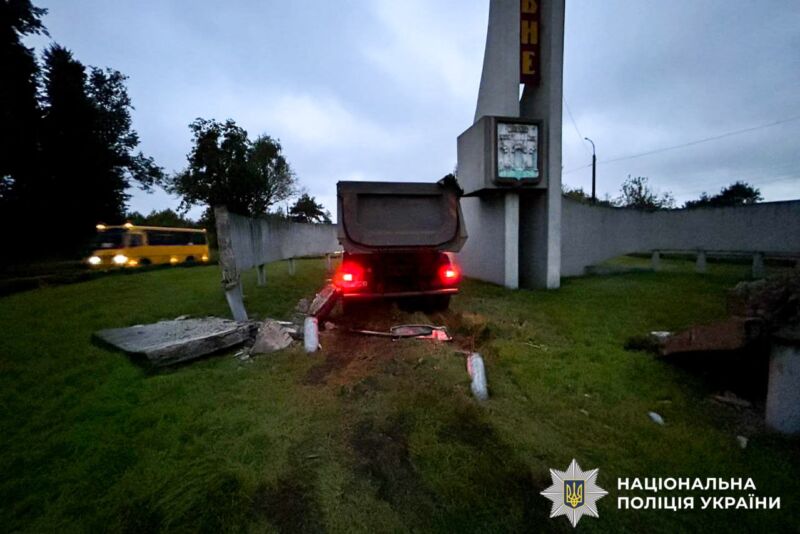 У Рівному водій вантажівки в'їхав у бетонну стелу (ФОТО 1