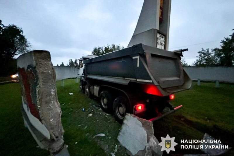 У Рівному водій вантажівки в'їхав у бетонну стелу (ФОТО 2