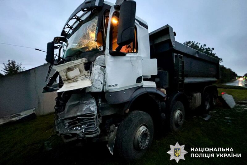 У Рівному водій вантажівки в'їхав у бетонну стелу (ФОТО 3
