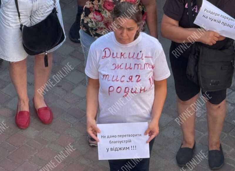 Підприємці з ринку «Дикий» знову зібралися перед початком сесії Рівнеради (ФОТО/ВІДЕО) 1