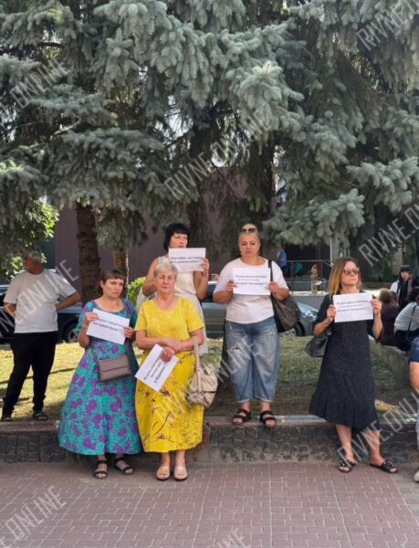 Підприємці з ринку «Дикий» знову зібралися перед початком сесії Рівнеради (ФОТО/ВІДЕО) 2