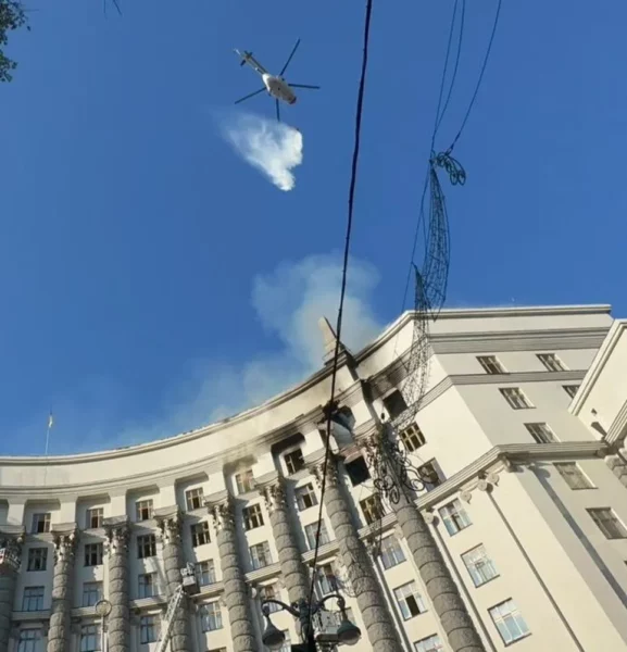 У Києві після російських атак загорілася будівля уряду (ФОТО) 1