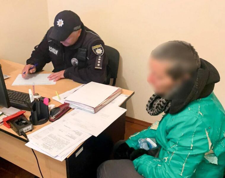 Поліцейські знайшли порушницю, яка вкрала речі біля портрету загиблого Героя у Рівному 1