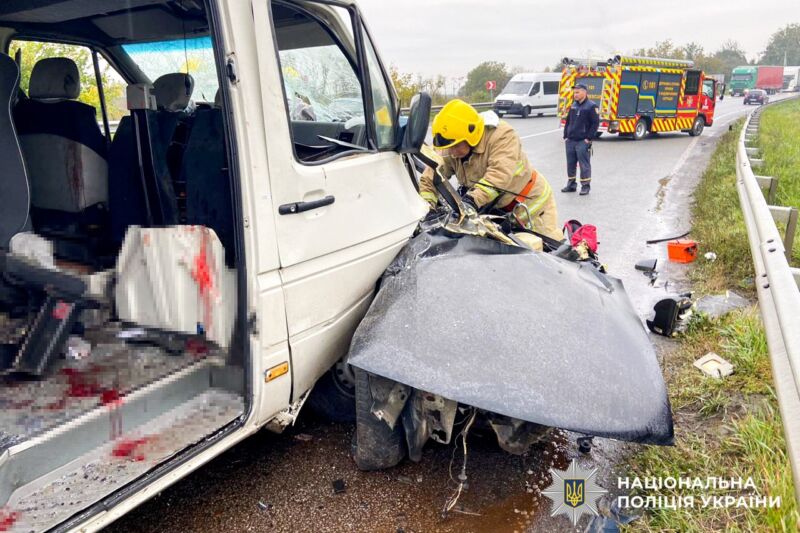Смертельна ДТП на Рівненщині: працюють поліція та рятувальники (ФОТО) 1