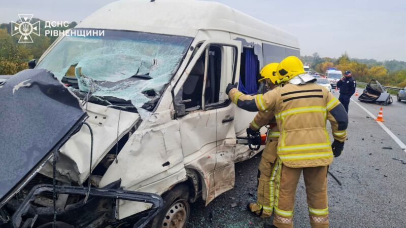 Смертельна ДТП на Рівненщині: працюють поліція та рятувальники (ФОТО) 3