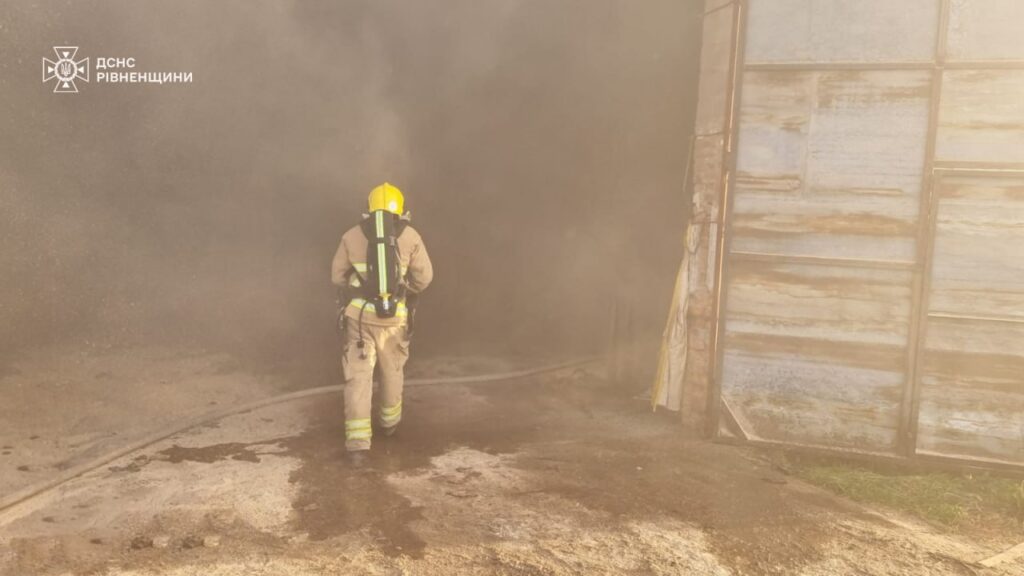 На Рівненщині ліквідували масштабну пожежу в приміщенні пилорами 1