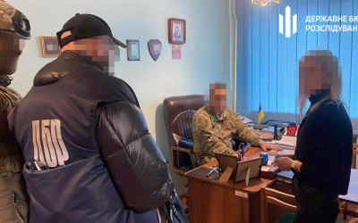 Ліжко в грошах. На Закарпатті працівник ТЦК допомагав тікати чоловікам 1