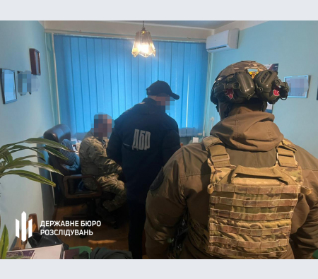 Ліжко в грошах. На Закарпатті працівник ТЦК допомагав тікати чоловікам 2