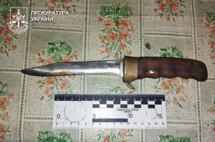 Поранив ножем
