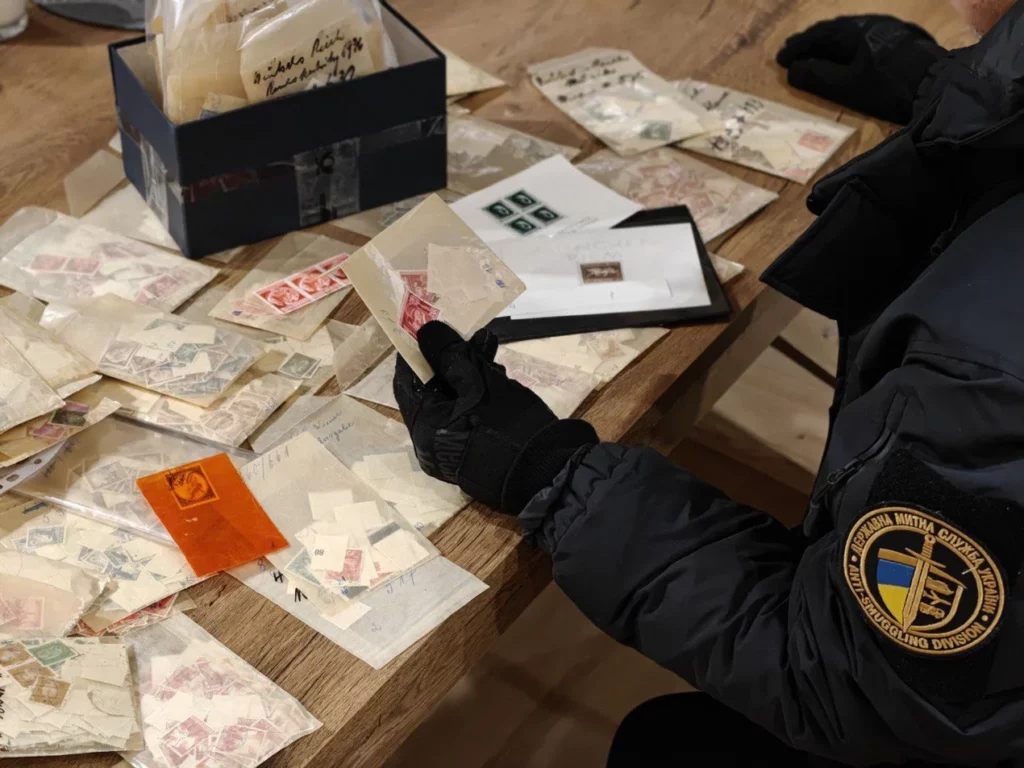До України намагалися ввезти понад 14 тисяч марок із нацистською символікою 1