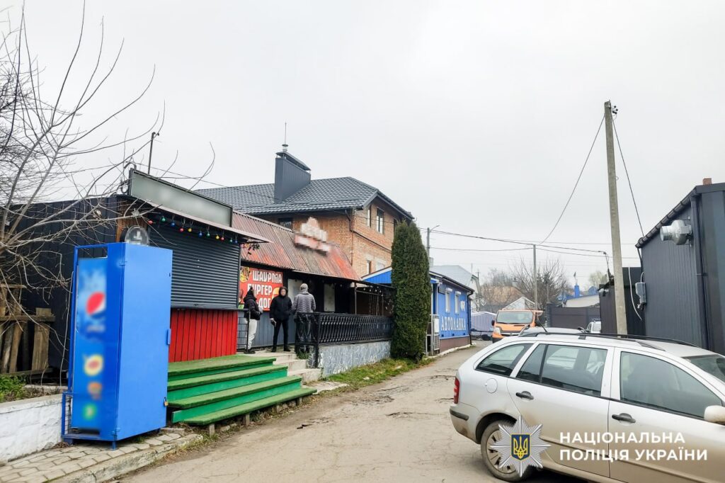На Рівненщині зловмисник розбив скло й виніс техніку з кіоску (ФОТО) 3