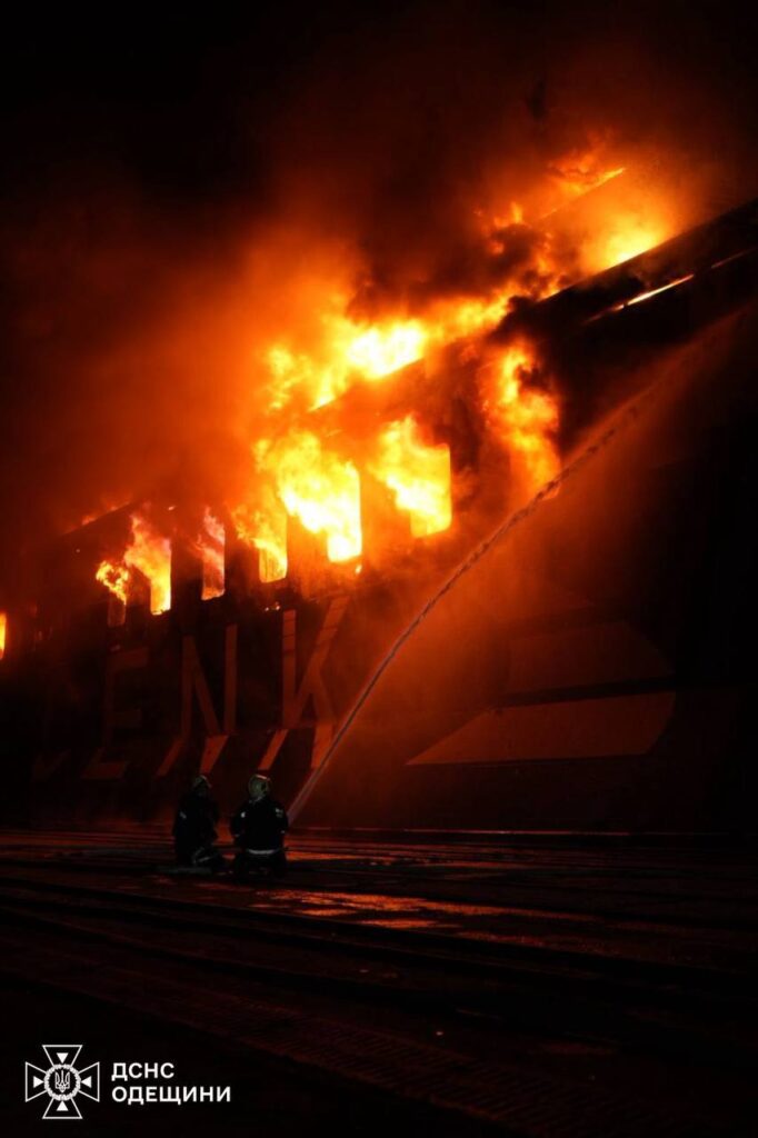 росіяни вдарили по цивільному судну в порту Чорноморськ 3