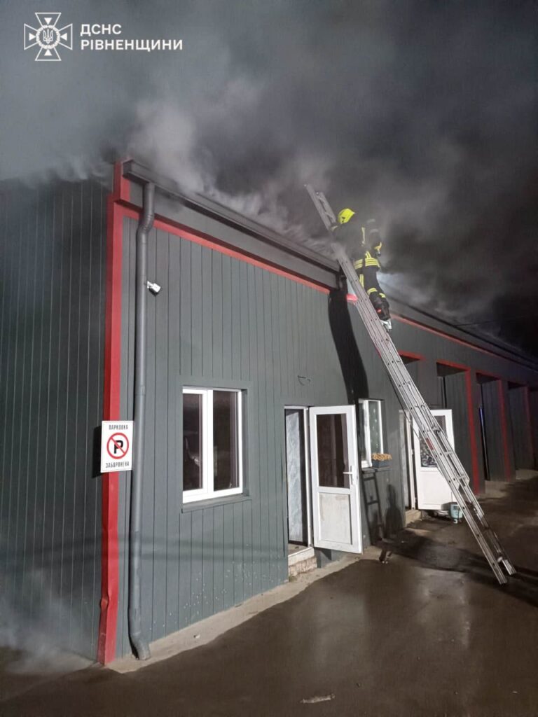 Рятувальники запобігли вибуху під час пожежі на СТО в Рівному 1