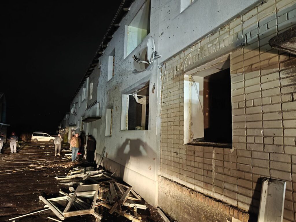 Ранкова ворожа атака по Рівненщині: показали фото пошкодженого будинку 1