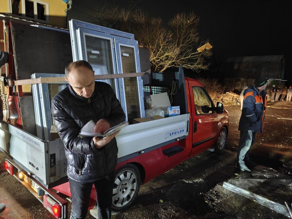 Ранкова ворожа атака по Рівненщині: показали фото пошкодженого будинку 2