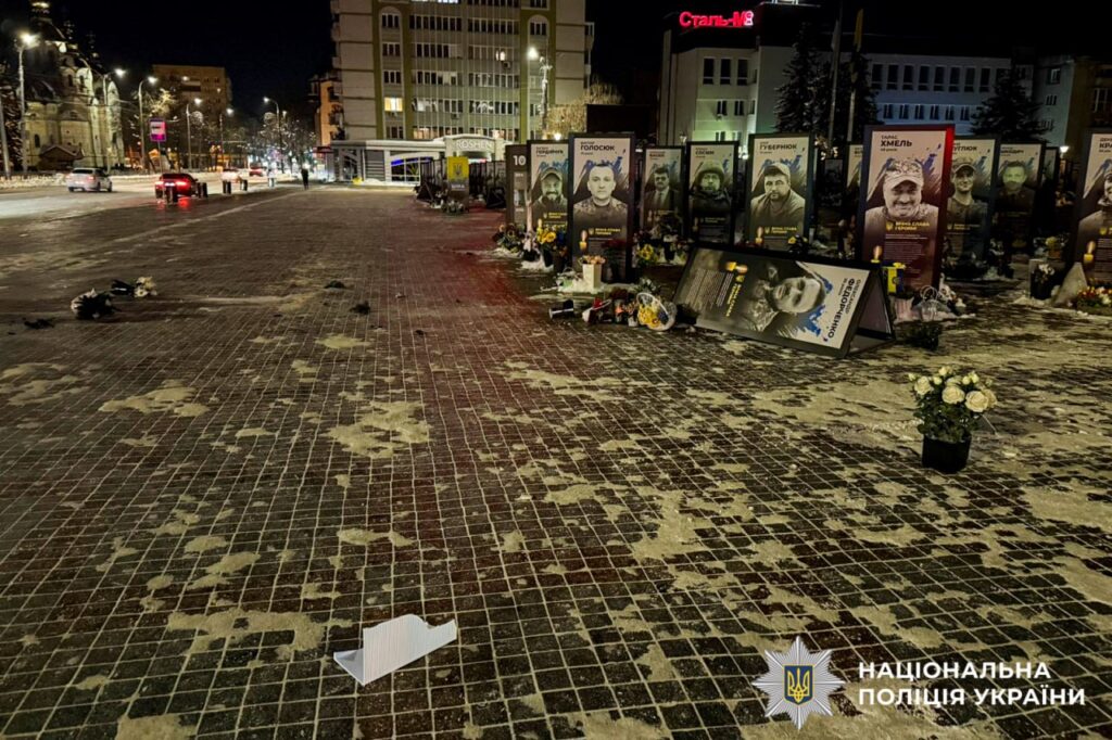 Сьогодні вночі у Рівному на Майдані Незалежності жінка пошкодила портрети загиблих Героїв 1