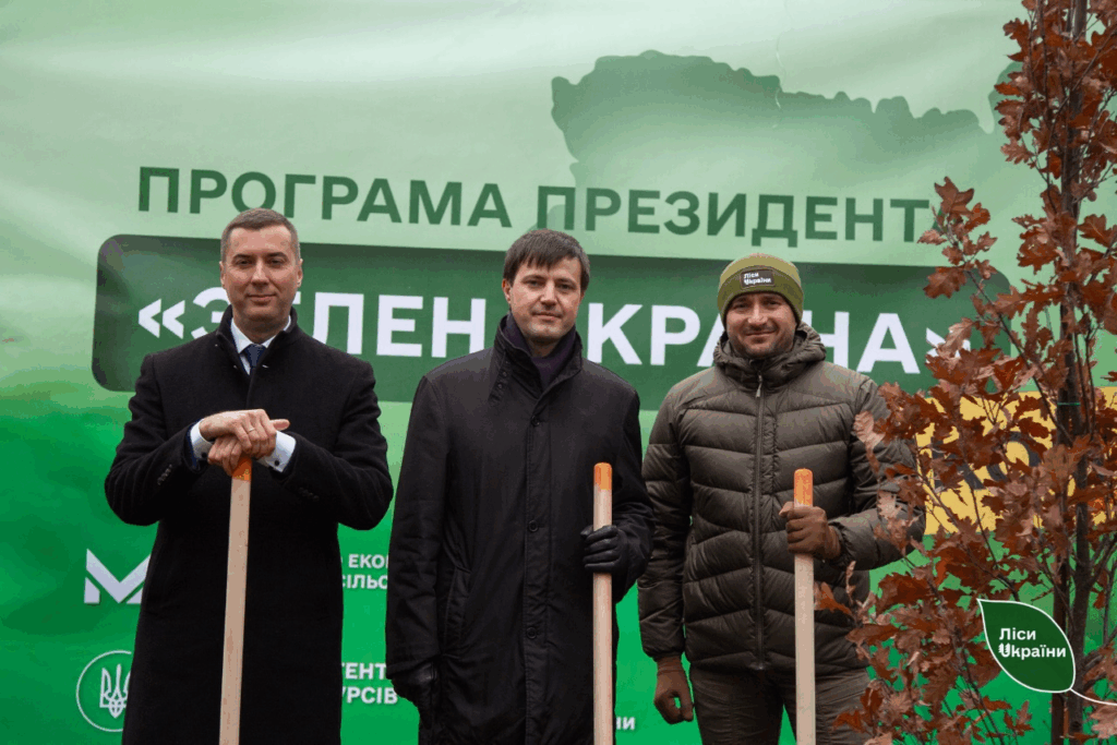 Золотий мільярд Болоховця: як «реформа» знищила лісову галузь України 35 На висадці «мільярдного» дерева / фото з Facebook-акаунта Юрія Болоховця