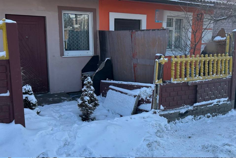 ДТП у Рівному: керманич пошкодив паркан на вулиці Басівкутській та залишив місце аварії 1