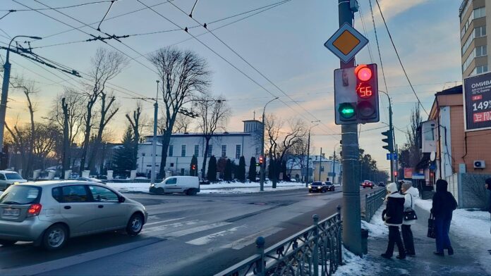 На перехресті Соборна – Дубенська – Коцюбинського у Рівному ввели трифазний режим світлофора У Рівному