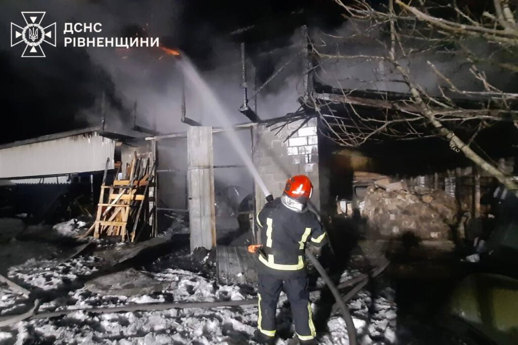 У Костополі через займання автогаража сталася сильна пожежа 1